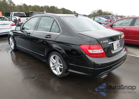 2013 Mercedes-Benz C 300 Sport 4Matic z USA, uszkodzony, nr VIN WDDGF8AB3DA818551